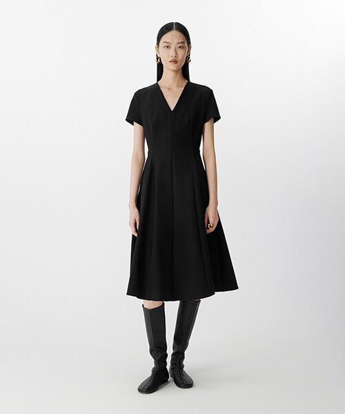 JNBY / ジェーエヌビーワイ ロング・マキシ丈ワンピース | Sculpted Grace V-Neck Dress / Vネックドレス(BLACK)