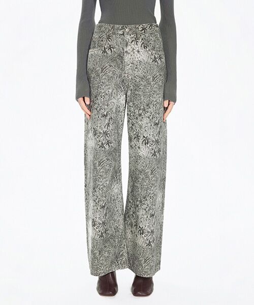 コーディネートを彩る個性派ボトムス