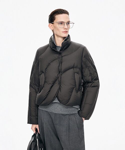 JNBY / ジェーエヌビーワイ ダウンジャケット・ベスト | Curved Quilted Down Jacket(BLACK)