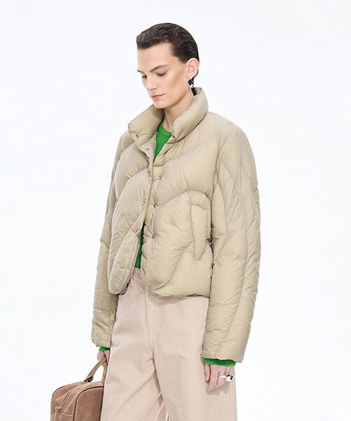 JNBY / ジェーエヌビーワイ ダウンジャケット・ベスト | Curved Quilted Down Jacket(BEIGE)