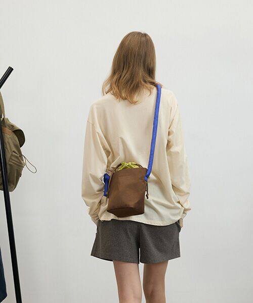 JNBY / ジェーエヌビーワイ ショルダーバッグ | HOME Drawstring Utility Bag（BROWN）