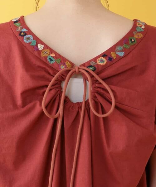 Jocomomola / ホコモモラ カットソー | Reflejo スクエアネック刺繍カットソー | 詳細4
