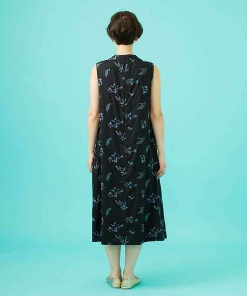 黒の花模様刺繍ノースリーブワンピース CHRISCELIN 黒の花柄刺繍ノースリーブワンピース - メルカリ