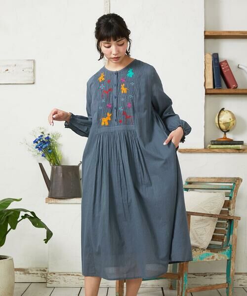 Jocomomola / ホコモモラ ロング・マキシ丈ワンピース | Baile animal アニマル刺繍ワンピース（グレー）