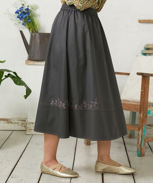 Jocomomola / ホコモモラ ロング・マキシ丈スカート | Facil 刺繍入りツイルフレアスカート（ダークグレー）