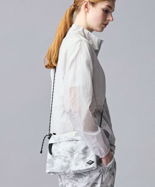 JOSEPH ABBOUD / ジョセフ アブード ショルダーバッグ | 【軽量/ECO撥水】エンボスプリント サコッシュ（ライトグレー系5）