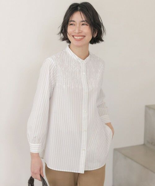 J.PRESS / ジェイプレス シャツ・ブラウス | 【一枚で着映え】ストライプ×エンブロイダリー バンドカラー ブラウス（ホワイト×ネイビー系）