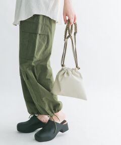 <b>【スタイリングにアクセントを添えるロープBAG】</b><br>デイリー使いに丁度よい、ソフトな素材が嬉しい2WAY巾着バッグ。カジュアルな印象のロープを持ち手に採用し、今っぽさを引き出します。多様なスタイリングにマッチする、落ち着いた2カラーも魅力。<br><br>※この素材は、合成皮革を使用しています。合成皮革は、素材の特性上、着用の経過と共に徐々に劣化いたします。摩擦や汗・雨に濡れた状態での使用により、他の衣料等に色が移る場合がございますので、充分にご注意ください。<br><br>総重量 : 約150g<br><br>※商品画像は、光の当たり具合やパソコンなどの閲覧環境により、実際の色味と異なって見える場合がございます。予めご了承ください。<br>※商品の色味の目安は、商品単体の画像をご参照ください。<br><br><b>▼お気に入り登録のおすすめ▼</b><br>お気に入り登録商品は、マイページにて現在の価格情報や在庫状況の確認が可能です。 <br>お買い物リストの管理に是非ご利用下さい。