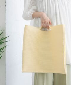 <b>【デイリー&リゾート使いに使用できるスクエアニットBAG】</b><br>日常使い&リゾートシーンに使用いただける大きめなスクエアニットBAG。そのままお持ちいただくだけでなく畳んでクラッチBAGとしても活用できます。<br><br>【2023 Spring/Summer】<br><br>※A4サイズ収納可能<br><br>総重量 : 約430g<br><br>※商品画像は、光の当たり具合やパソコンなどの閲覧環境により、実際の色味と異なって見える場合がございます。予めご了承ください。<br>※商品の色味の目安は、商品単体の画像をご参照ください。<br><br><b>▼お気に入り登録のおすすめ▼</b><br>お気に入り登録商品は、マイページにて現在の価格情報や在庫状況の確認が可能です。<br>お買い物リストの管理に是非ご利用下さい。