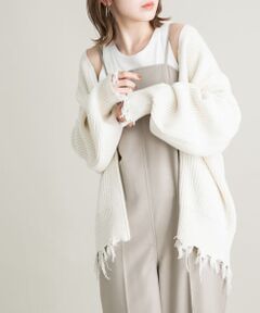 <b>【フロントZIP×ダメージ加工で差をつけた万能ニットカーデ】</b><br>裾と袖口のダメージがポイントのニットカーディガン。少し立体感のある編地で仕上げ、袖下は布帛に切り替わった異素材デザインになっています。存在感がありながらもベーシックカラーの3色展開なので取り入れやすくデイリーユースに最適な1着。肌寒くなり始めた時期の軽アウター代わりにもおすすめです。<br><br><b>COORDINATE</b><br>フロントZIPになっているのでメンズライク～少し甘めのコーディネートにも好相性。長過ぎない着丈はワンピースとのバランスも取りやすくなっています。<br><br>【2023 Autumn/Winter】<br><br>※この商品は、素材の特性上、着用の際ピリング(毛玉)が発生する場合があります。ピリングは引っ張って取ろうとせず、小さなハサミなどで丁寧に取り除いて下さい。<br>※部分的にダメージ加工を施してありますので、糸切れ・生地切れが発生している部分があります。また、ダメージ加工の風合いが一点一点異なるのも特徴です。<br><br>※商品画像は、光の当たり具合やパソコンなどの閲覧環境により、実際の色味と異なって見える場合がございます。予めご了承ください。<br>※商品の色味の目安は、商品単体の画像をご参照ください。<br><br><b>▼お気に入り登録のおすすめ▼</b><br>お気に入り登録商品は、マイページにて現在の価格情報や在庫状況の確認が可能です。<br>お買い物リストの管理に是非ご利用下さい。<br><br>-----------------------------<br>透け感：なし<br>伸縮性：あり<br>裏地：なし<br>光沢：なし<br>ポケット：なし<br>-----------------------------