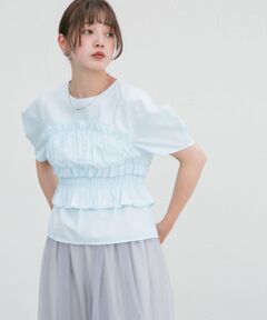 <b>高橋愛×KBFのコラボアイテムが登場!</b><br><br><b>【ビスチェデザインが存在感を高める、着映えブラウス】</b><br>変形スリーブのトップスに、シャーリングビスチェを重ねたようなデザインが魅力のブラウス。程良く身頃にフィットするサイジングや、ランダムフリル仕様も特徴的。シンプルなスタイリングに合わせるだけで着映え間違いなし!大人可愛いを演出するカラー展開も見逃せないポイントです。<br><br><b>COORDINATE</b><br>存在感抜群なデザイントップスはシンプルなボトムと相性抜群。Iラインスカートを合わせるとすっきりとした着こなしに。マルチWAYパールビスチェを取り入れた、遊び心をプラスしたスタイリングもおすすめ!<br><br><b>【高橋愛】</b><br>「モーニング娘。」の5期メンバーとして10年間在籍し第6代リーダー及び、Hello! Projectのリーダーとして活動。<br>グループ卒業後は俳優としてミュージカル、舞台、ドラマに出演する傍ら、ファッション誌を中心にモデルとしても活躍中。<br><br>【2024 Spring/Summer】【24SS】<br><br>※商品画像は、光の当たり具合やパソコンなどの閲覧環境により、実際の色味と異なって見える場合がございます。予めご了承ください。<br>※商品の色味の目安は、商品単体の画像をご参照ください。<br><br><b>▼お気に入り登録のおすすめ▼</b><br>お気に入り登録商品は、マイページにて現在の価格情報や在庫状況の確認が可能です。<br>お買い物リストの管理に是非ご利用下さい。<br><br><h4 class="material">素材感</h4><br><b class="line-height-120p">透け感 : ややあり<br>伸縮性 : なし<br>裏地 : なし<br>光沢 : なし<br>ポケット : なし</b>