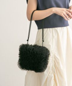 <b>【普段使い&オケージョンシーンにもおすすめな華やかBAG】</b><br>チュールをギャザーで寄せることでボリューム感を演出した華やかBAG。サイドに紐が付いているので巾着仕様にも変化できます。普段使いのみならず、オケージョンシーンにもぴったり。<br><br>【2024 Spring/Summer】【24SS】<br><br>※この商品は素材の特性上、摩擦による色落ちの恐れがありますので、充分にご注意ください。<br><br>総重量 : 約115g<br><br>※商品画像は、光の当たり具合やパソコンなどの閲覧環境により、実際の色味と異なって見える場合がございます。予めご了承ください。<br>※商品の色味の目安は、商品単体の画像をご参照ください。<br><br><b>▼お気に入り登録のおすすめ▼</b><br>お気に入り登録商品は、マイページにて現在の価格情報や在庫状況の確認が可能です。<br>お買い物リストの管理に是非ご利用下さい。