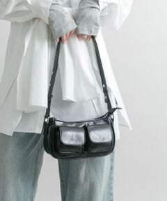 <b>【アウトポケットデザインがトレンドライクなミニBAG】</b><br>アウトポケットデザインがスタイリッシュ且つトレンドライクなミニBAG。ショルダーは調整可能なギボシ留めが両側に付いており、ファスナー仕様も嬉しいポイント。アウターを羽織っても合わせやすいサイズ感も魅力です。<br><br>【2024 Autumn/Winter】【24AW】<br><br>総重量 : 約220g<br><br>※商品画像は、光の当たり具合やパソコンなどの閲覧環境により、実際の色味と異なって見える場合がございます。予めご了承ください。<br>※商品の色味の目安は、商品単体の画像をご参照ください。<br><br><b>▼お気に入り登録のおすすめ▼</b><br>お気に入り登録商品は、マイページにて現在の価格情報や在庫状況の確認が可能です。<br>お買い物リストの管理に是非ご利用下さい。