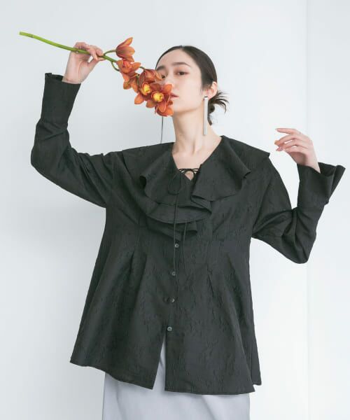 KBF/ケービーエフ ウエストタックラッフルブラウス BLACK one KBF/ケービーエフ ウエストタックラッフルブラウス BLACK one