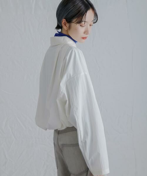 KBF / ケービーエフ シャツ・ブラウス | バックギャザークロップドシャツ | 詳細25