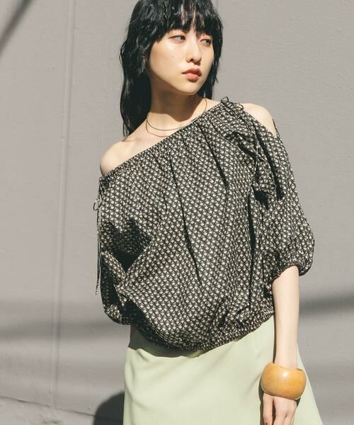 KBF / ケービーエフ シャツ・ブラウス | 2WAYフラワープリントブラウス(ブラック系その他)