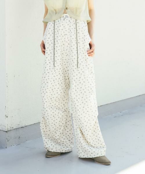 KBF / ケービーエフ その他パンツ | フラワープリントドロストパンツ(アイボリー)