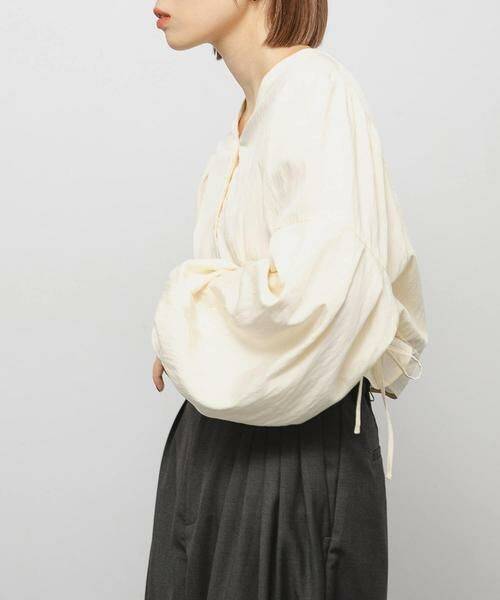 KBF / ケービーエフ シャツ・ブラウス | Vネックボリュームブラウス | 詳細1