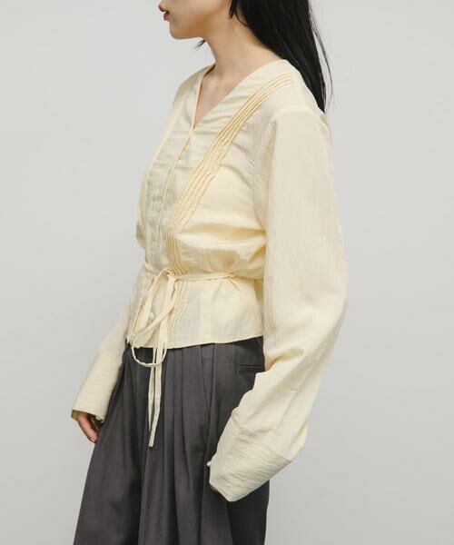 KBF / ケービーエフ シャツ・ブラウス | ピンタックVネックブラウス | 詳細1