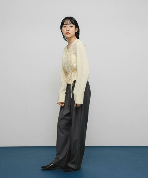 KBF / ケービーエフ シャツ・ブラウス | ピンタックVネックブラウス | 詳細5