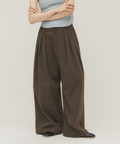 KBF / ケービーエフ その他パンツ | タックデザインツイルパンツ（ブラウン）