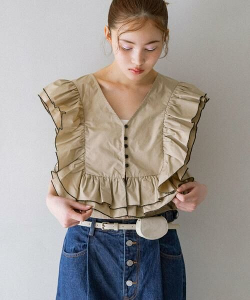 KBF / ケービーエフ シャツ・ブラウス | 2WAYバイカラーフリルブラウス（ベージュ）