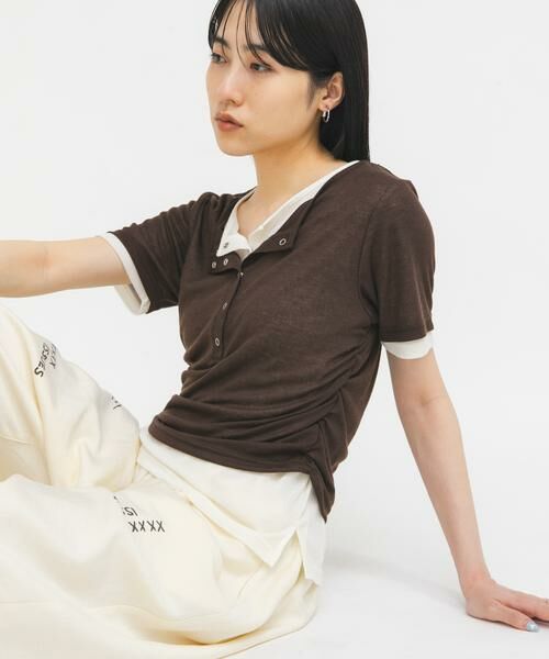 KBF / ケービーエフ Tシャツ | バイカラーヘンリーネックTEE（ブラウン）