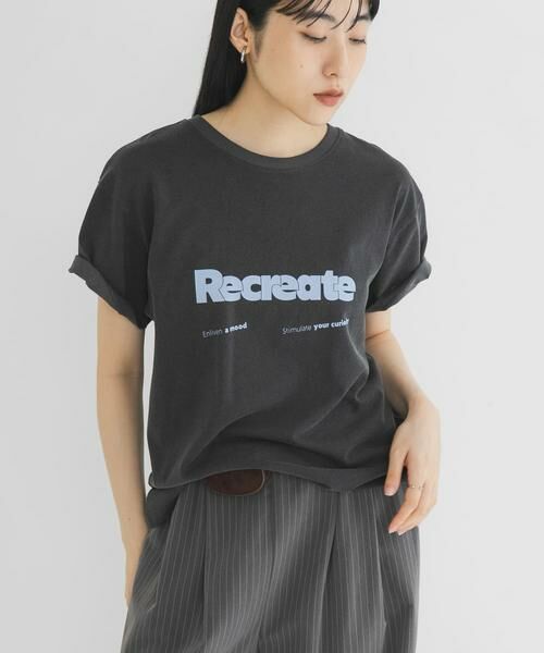 KBF / ケービーエフ Tシャツ | ロゴプリントTEE（チャコールグレー）