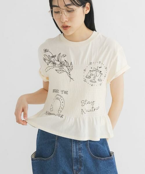 KBF / ケービーエフ Tシャツ | シャーリングデザインプリントTEE（アイボリー）