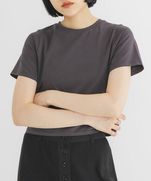 KBF / ケービーエフ Tシャツ | BASICクロップドTEE（チャコールグレー）