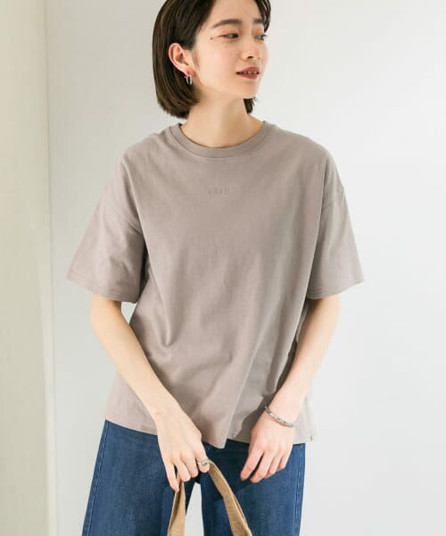 ＊＊KBF / ケービーエフ Tシャツ | オーガニックプチロゴTシャツ（GREIGE）