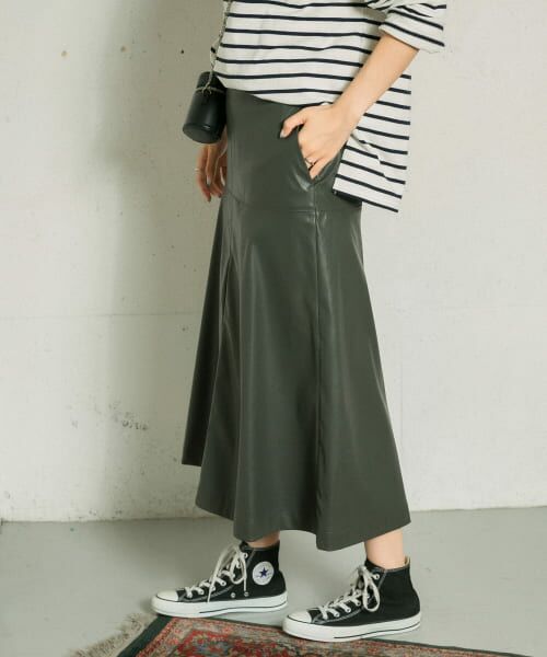 ＊＊KBF / ケービーエフ スカート | フェイクレザーフレアスカート（KHAKI GRAY）