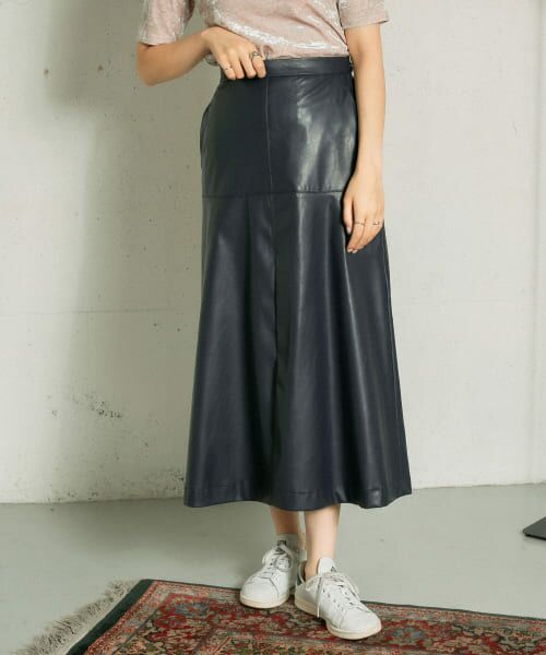 ＊＊KBF / ケービーエフ スカート | フェイクレザーフレアスカート（NAVY）