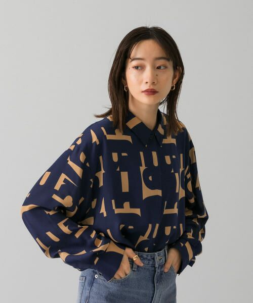 ＊＊KBF / ケービーエフ シャツ・ブラウス | ジオメトリックプリントシャツ（NAVY）