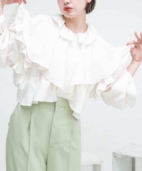 ＊＊KBF / ケービーエフ シャツ・ブラウス | ワイドフリルカラーブラウス（IVORY）