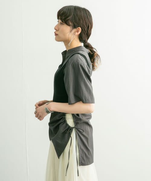 ＊＊KBF / ケービーエフ シャツ・ブラウス | サイドギャザーオープンシャツ（CHARCOAL）