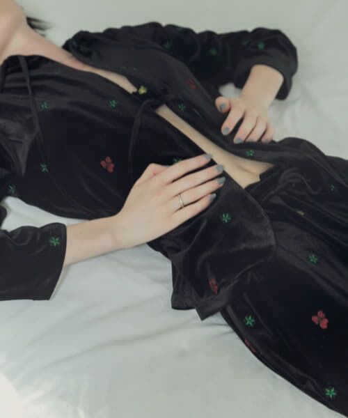 ＊＊KBF / ケービーエフ その他アウター | フロントリボンベロアガウン（BLACK刺繍）