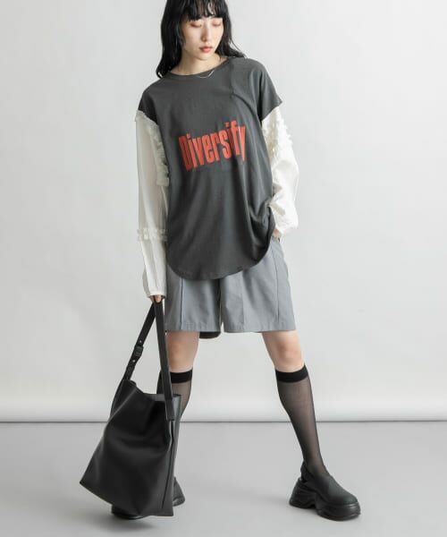 ＊＊KBF / ケービーエフ Tシャツ | フリルスリーブドッキングTEE（CHARCOAL）