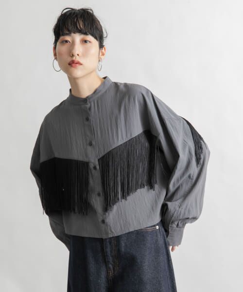 ＊＊KBF / ケービーエフ シャツ・ブラウス | フリンジデザインシャツ（CHARCOAL）