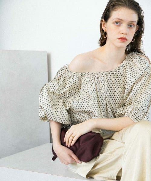 ＊＊KBF / ケービーエフ シャツ・ブラウス | 2WAYフラワープリントブラウス（IVORY）