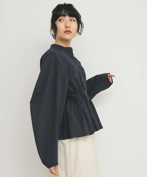 ＊＊KBF / ケービーエフ シャツ・ブラウス | カーブスリーブペプラムブラウス（NAVY）