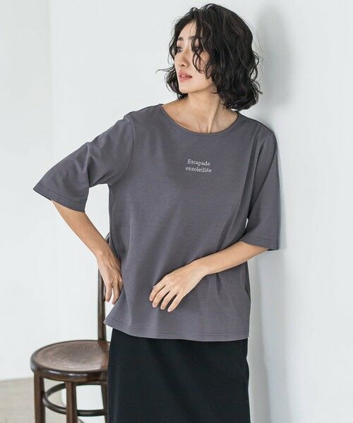 la.f.(大きいサイズ)/ラ・エフ(おおきいサイズ) 【大きいサイズ】【biyori】刺繍ロゴTシャツ≪洗濯機で洗える≫ チャコールグレー 13号 la.f.(大きいサイズ)/ラ・エフ(おおきいサイズ) 【大きいサイズ】【biyori】刺繍ロゴTシャツ≪洗濯機で洗える≫ チャコールグレー 13号