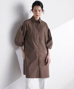 【デザインの特徴】<br>ヒップ周りを気にすることなく着て頂けるチュニック丈。<br>目線を上げてバランスよく見えるように胸元にピンタックとアイレットディテールを入れています。<br>シャツカラーできちんと感はありながら、袖口は風が通るふんわりとしたシルエット。<br>背中には細見えするデザイン切替のヨークにしています。<br><br>【素材の特徴】<br>スーピマコットンとフルダルポリエステルの混紡糸を使用することによりシワも気になりづらいブロード素材になります。<br>ウォッシャブルのイージーケア性はもちろん、接触冷感、UVカットも謳える夏に向けての最適な素材となっております。<br>----------------------------------<br>洗濯方法<br>家庭洗濯：液温は40℃を限度とし、洗濯機で弱い洗濯ができる。<br>自然乾燥：吊り干しがよい。<br>アイロン：底面温度150℃を限度としてアイロン仕上げができる。<br>ドライクリーニング：石油系溶剤による弱いドライクリーニングができる。<br>----------------------------------<br><br />■モデル身長 173cm/着用サイズ 9号<br />※画像の商品はサンプルとなりますので実際の商品と仕様、加工、サイズが若干異なる場合がございます。<br />※お客様のモニター環境により実際のお色と多少異なる場合がございます。<br />※撮影状況や光の当たり具合により、色合いが異なって見える場合がございます。<br />※商品タグに記載されたサイズはヌードサイズです。実際の商品のサイズは商品情報の実寸をご確認ください。<br />関連ワード：la.f… ラ エフ シャツ コットン ポリエステル 膝上丈 無地 半袖 シンプル フォーマル モード マニッシュ