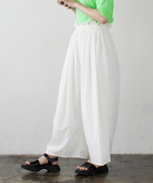 LANVIN en Bleu / ランバン オン ブルー その他パンツ | 速乾ナイロンピンタッククロップドパンツ | 詳細10