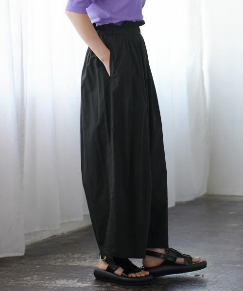 LANVIN en Bleu / ランバン オン ブルー その他パンツ | 速乾ナイロンピンタッククロップドパンツ | 詳細18