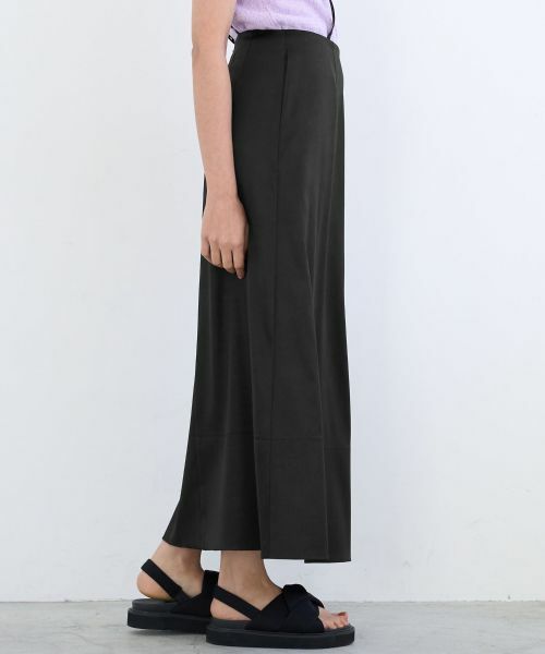 LANVIN en Bleu / ランバン オン ブルー ロング・マキシ丈スカート | エンボスサテンミニマルフレアスカート | 詳細3