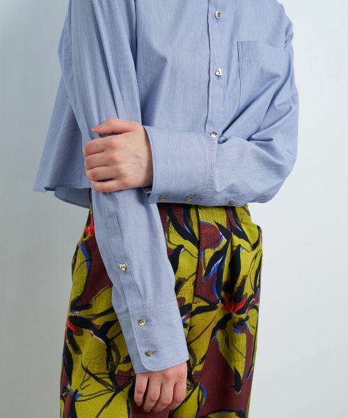 LANVIN en Bleu / ランバン オン ブルー シャツ・ブラウス | ハート釦バックフレアクロップドシャツ | 詳細22