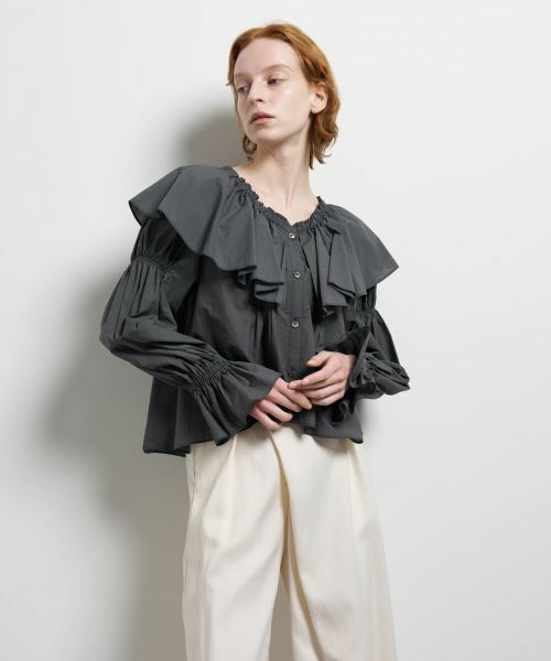 LANVIN en Bleu / ランバン オン ブルー シャツ・ブラウス | ギャザーフリルブラウス（グレー）