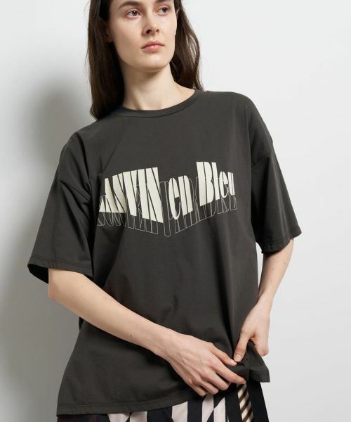 LANVIN en Bleu / ランバン オン ブルー Tシャツ | “Summer paradise”ロゴプリントTシャツ（チャコールグレー）