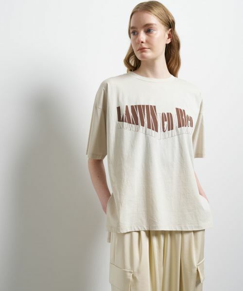 LANVIN en Bleu / ランバン オン ブルー Tシャツ | “Summer paradise”ロゴプリントTシャツ（ベージュ）